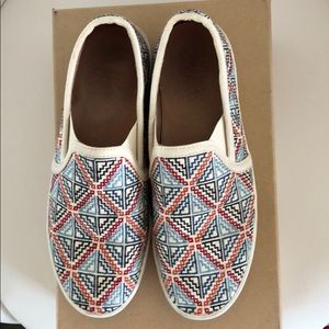 Joie canvas slip on sneaker